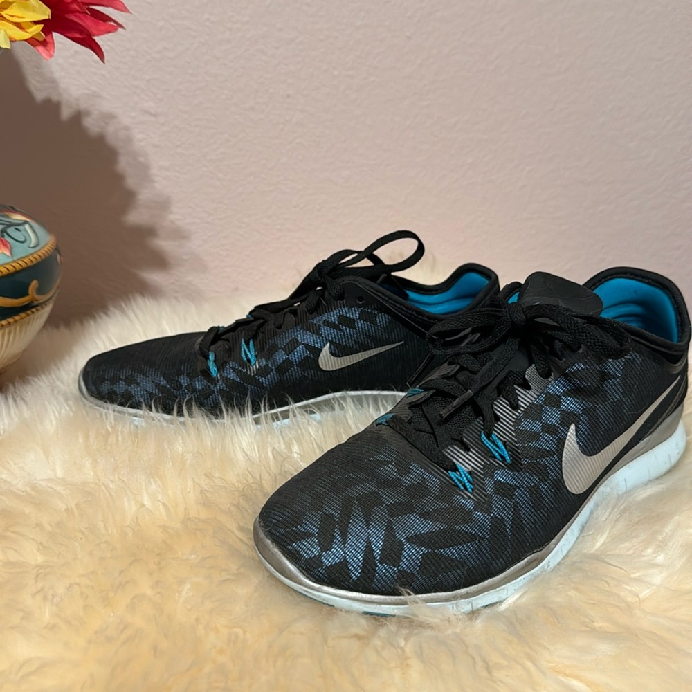 Nike sneakers 5.0 Size 7